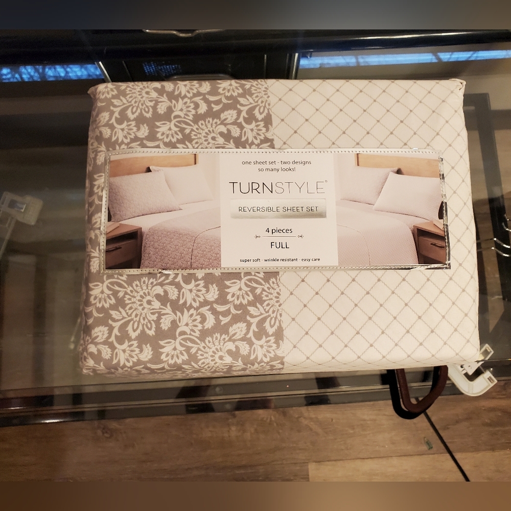 Reversible Two Designs FULL NWT Sheet Set - Gray and Cream